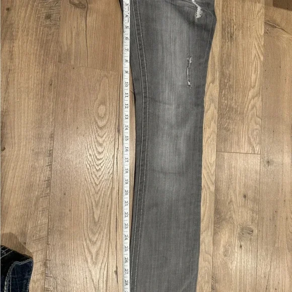 REQUEST Women’s size 9 grey distressed jean - Picture 7 of 7